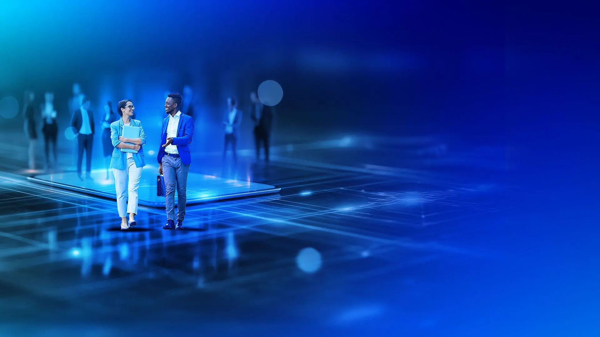 Ein Mann und eine Frau diskutieren auf einer Spiegelfläche über Restrukturierung im Jahr 2025 und die Neuerungen.