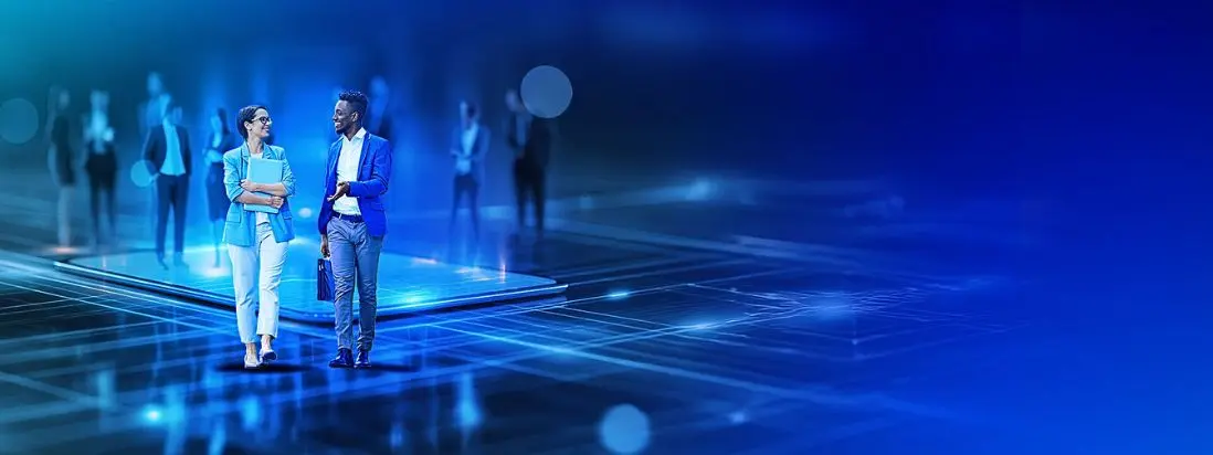 atreus_Restrukturierung 14 Ein Mann und eine Frau diskutieren auf einer Spiegelfläche über Restrukturierung im Jahr 2025 und die Neuerungen.