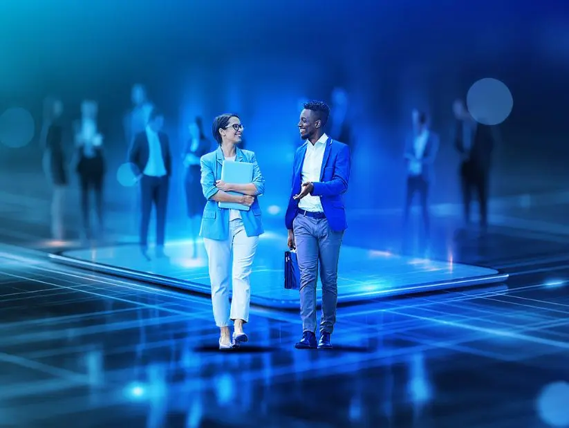 atreus_Restrukturierung 13 Ein Mann und eine Frau diskutieren auf einer Spiegelfläche über Restrukturierung im Jahr 2025 und die Neuerungen.